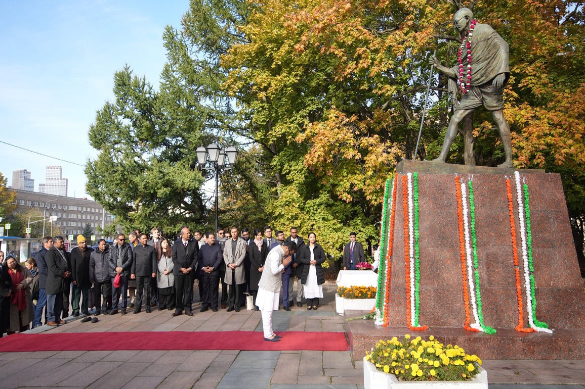 MoS Margherita pays tributes to Mahatma Gandhi in Russia, recalls message of non-violence, peace