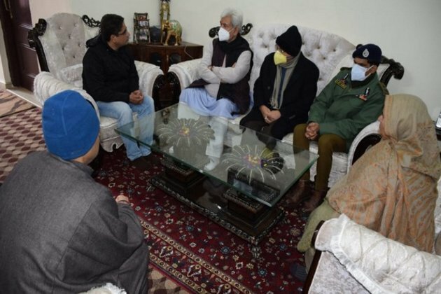 Lt Governor Sinha visits family of slain J-K goldsmith