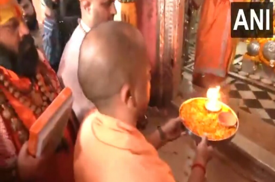 Ayodhya: CM Yogi Adityanath offers prayers at Hanuman Garhi Mandir
