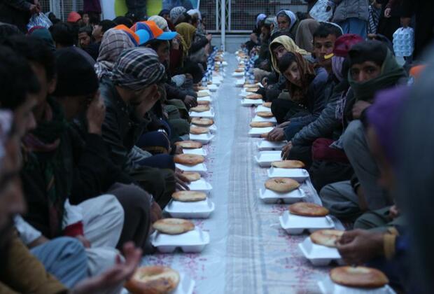 Asia Album: Afghan people break their fast in Ramadan