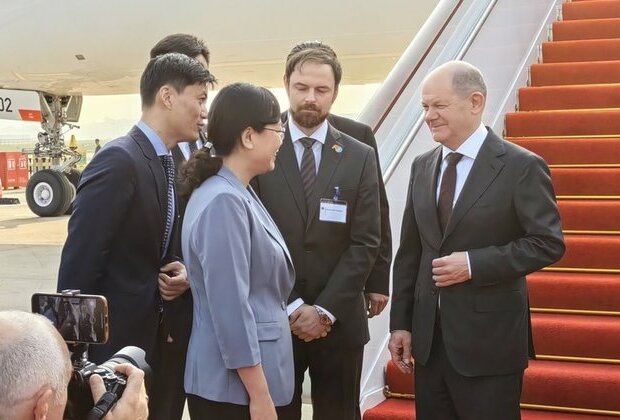 German leader greeted in China by city&#039;s deputy mayor