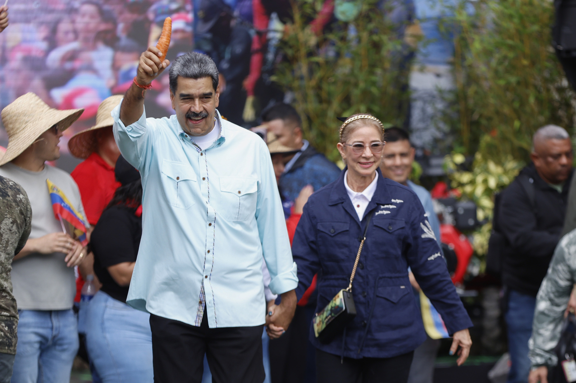 Photo Flash | Venezuela's vice president says government does not know whereabouts of Maduro and his wife