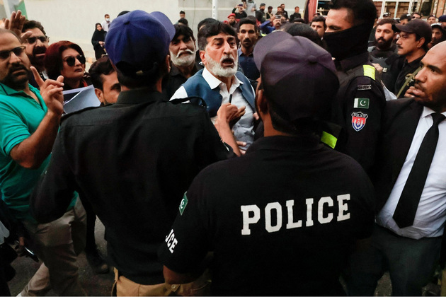 Pakistan slipping into authoritarian rule, warn country's lawyers