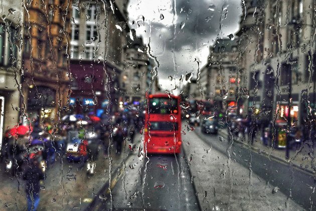 UK economy contracts as recession looms