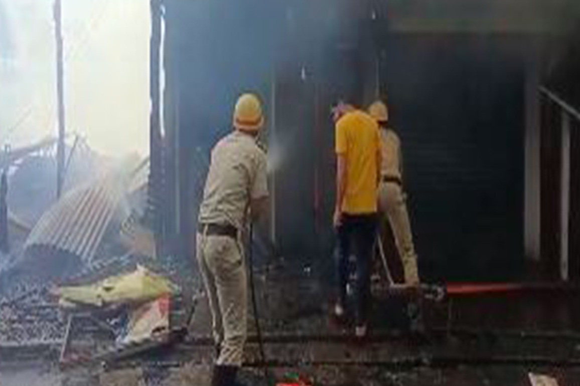 West Bengal: Massive fire breaks out at shop in North 24 Parganas