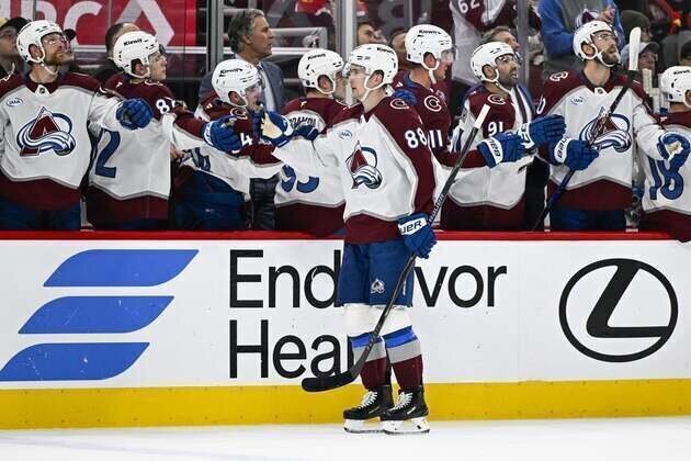 Avalanche clinch playoff spot with convincing win over Blackhawks