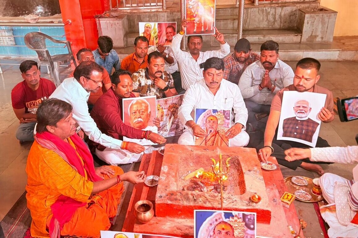 UP Seer Row: Madhya Pradesh Congress extends support to Swami Avimukteshwaranand, performs 'havan'