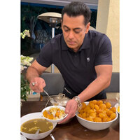 Salman Khan turns chef at his 60th birthday party, prepares bhel for Genelia, Riteish