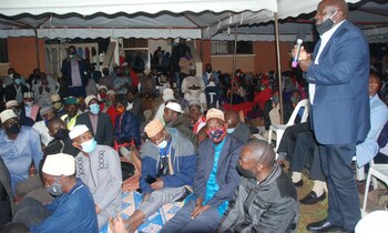 Gen. Katumba Wamala ng'ayogera eri abakungubazi mu maka ga Muzaata. Gen. Katumba Wamala ng'ayogera eri abakungubazi mu maka ga Muzaata.