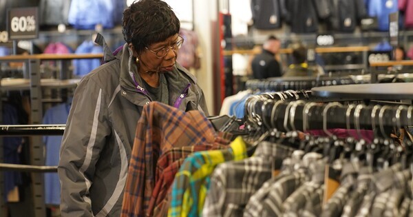 U.S. services expand in August, but inflation still bedevils Americans