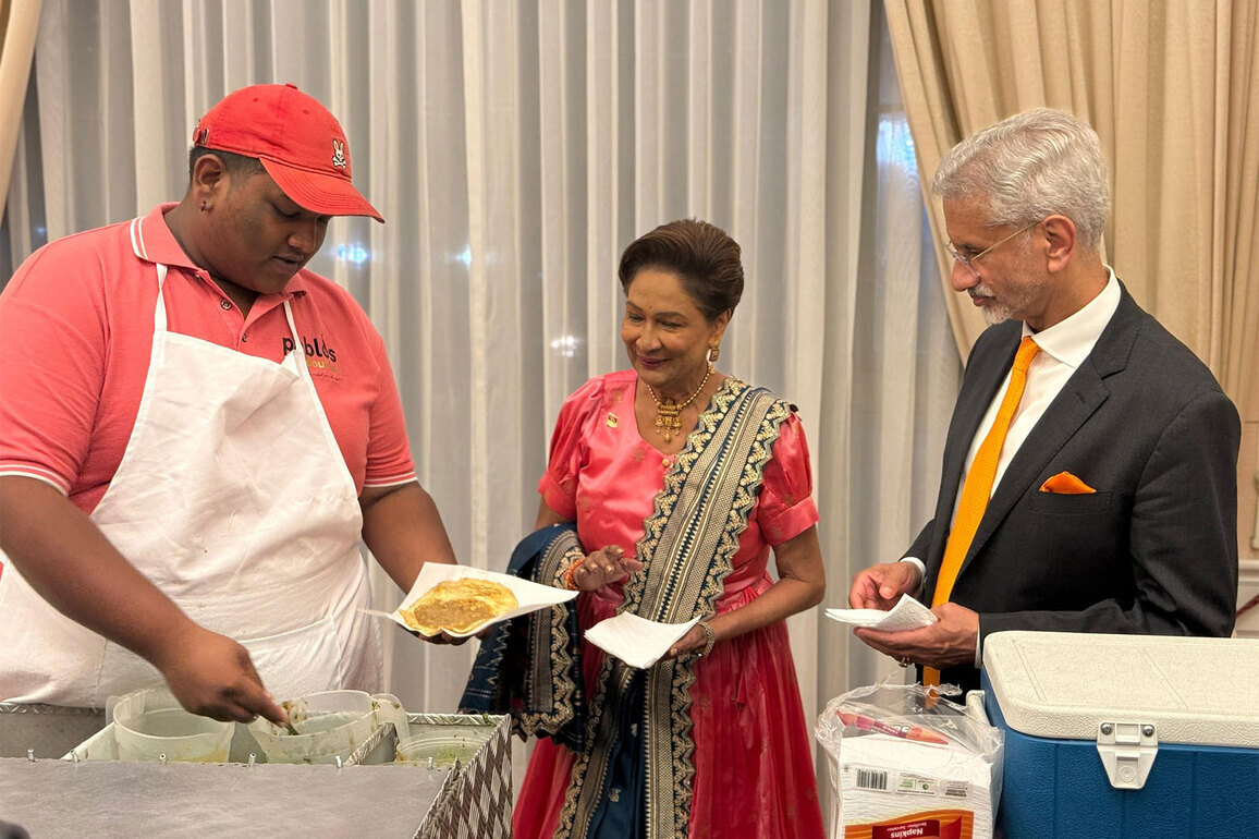 Doubles of Flavour: EAM enjoys "true taste" of Trinidad & Tobago with PM Persad-Bissessar