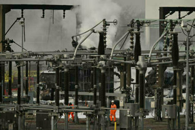 London's Heathrow shuts down due to fire (VIDEO)