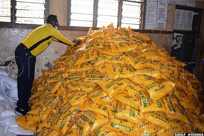  barara unicipality ember of arliament icheal usiime donated 5000kg of rice