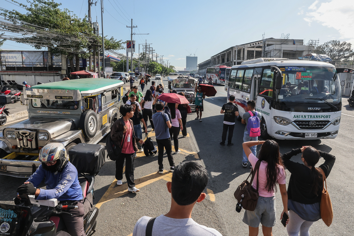 THE PHILIPPINES-QUEZON CITY-RISING OIL PRICE-TRANSPORT STRIKE