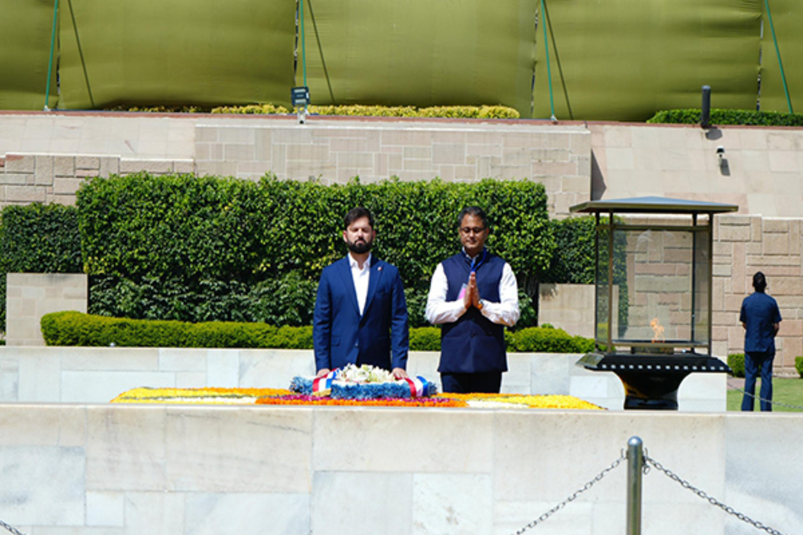Chile President pays homage to Mahatma Gandhi at Raj Ghat