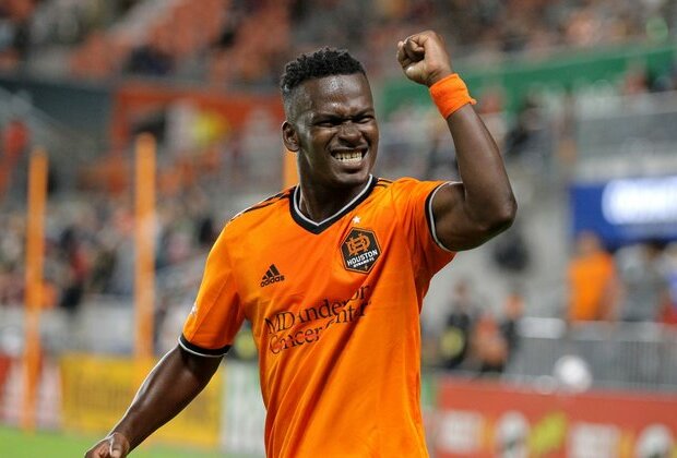 Dynamo re-sign F Darwin Quintero