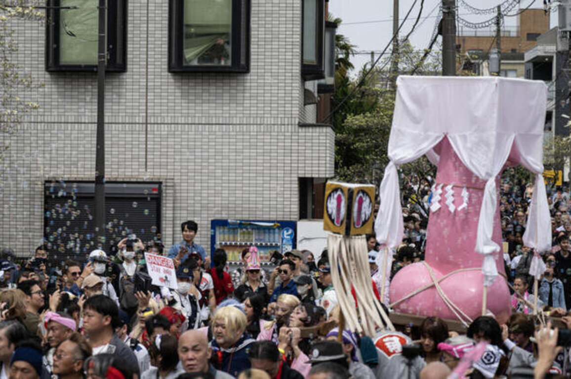 Crowds march with giant phalluses at Japans fertility festival