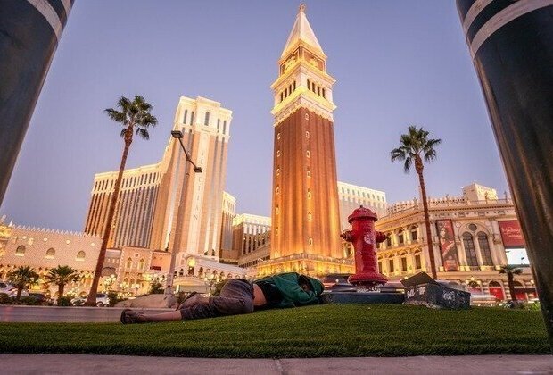 Las Vegas street medicine team brings relief to the unhoused