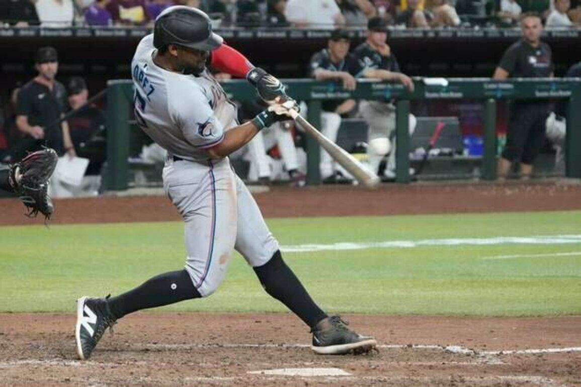 Marlins rally past D-backs, extend win streak to 7