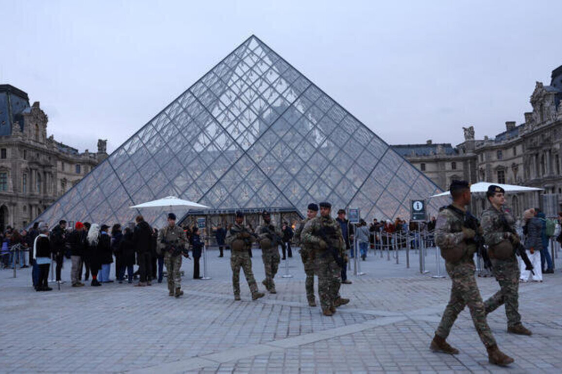 Louvre staff weigh extending strike over working conditions