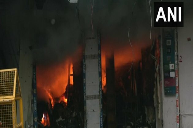Delhi: Massive fire at Chandni Chowk wholesale market, blaze continues to rage
