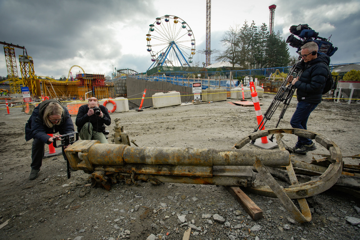 CANADA-VANCOUVER-WWI-FIELD ARTILLERY PIECE-UNCOVERED