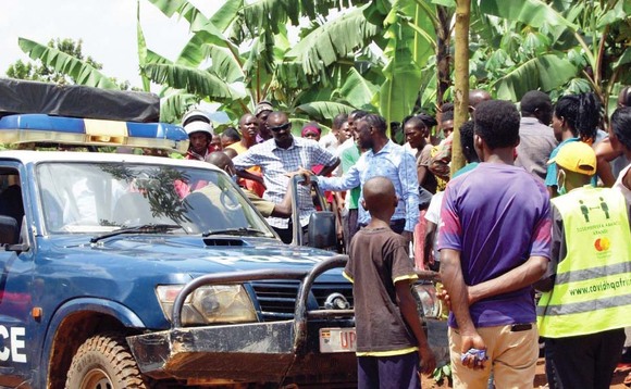 Abatuuze nga beetegereza omulambo gwa Kyasiimire nga poliisi eguteeka ku kabangali. Abatuuze nga beetegereza omulambo gwa Kyasiimire nga poliisi eguteeka ku kabangali.