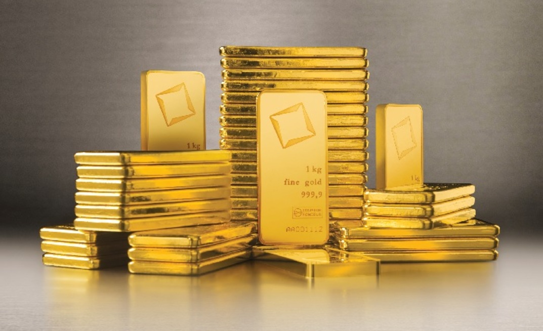 Gold closes on US$2200 per ounce