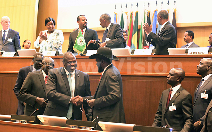 outh udan resident alva iir ayardit and iek achar sign peace agreement during  ummit in thiopia