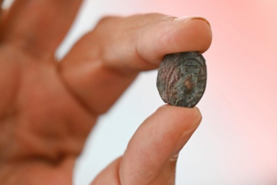 Rare 'redemption of Zion' coin unearthed near temple mount