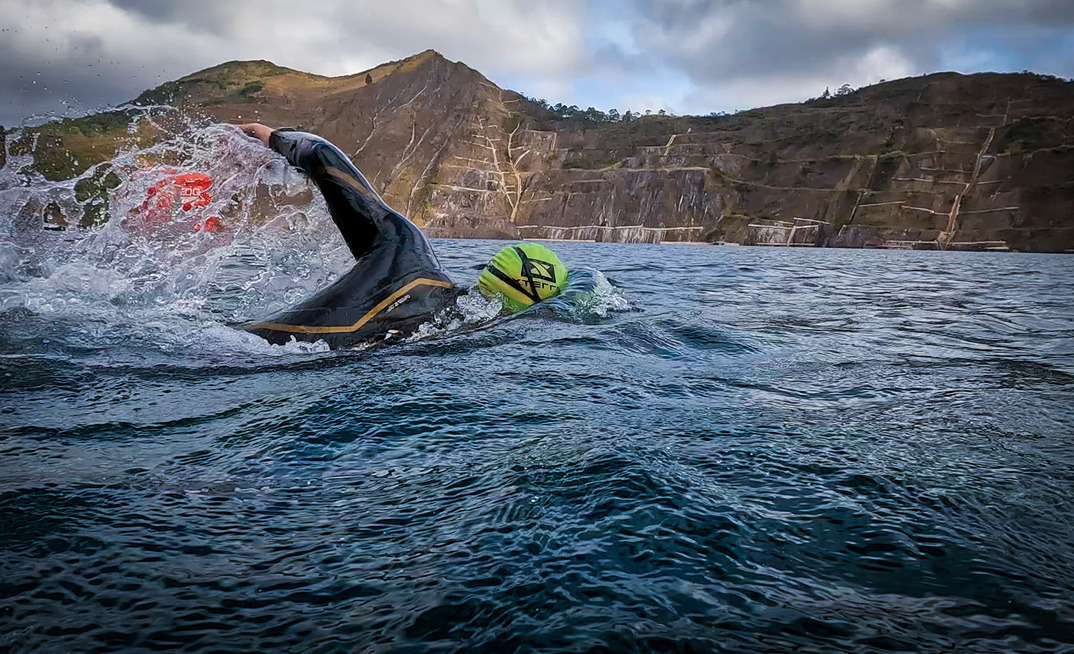 Mergulhadores testam lago da cava da mina de Águas Claras, da Vale