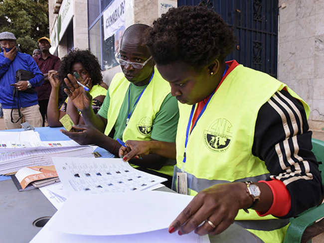  lectoral agents scrutinise documents at a polling station in issau on arch 10 2019 during the legislative elections in uinea issau hoto by 