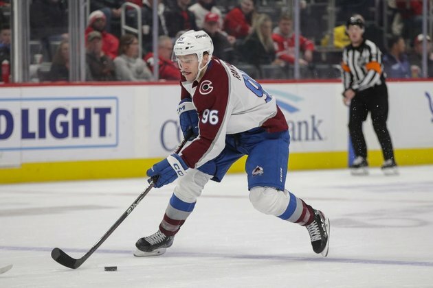 Avalanche hope to bring momentum home vs. Blackhawks