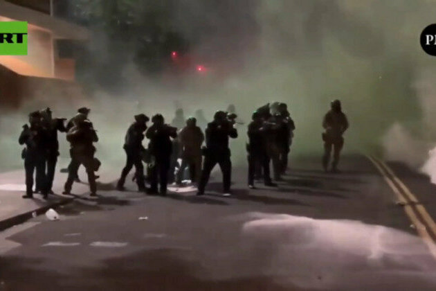US police clash with Antifa near migrant detention center 