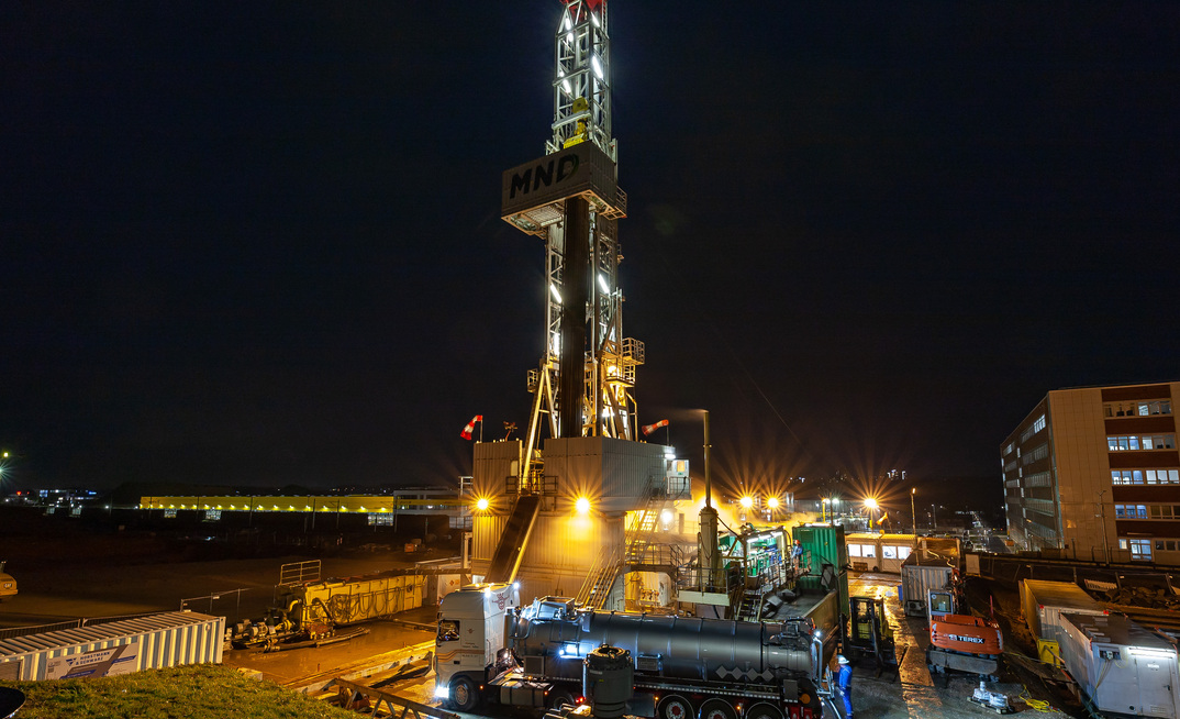 Equipping old natural gas wells with geothermal probes and converting them into geothermal energy can provide inexpensive green energy