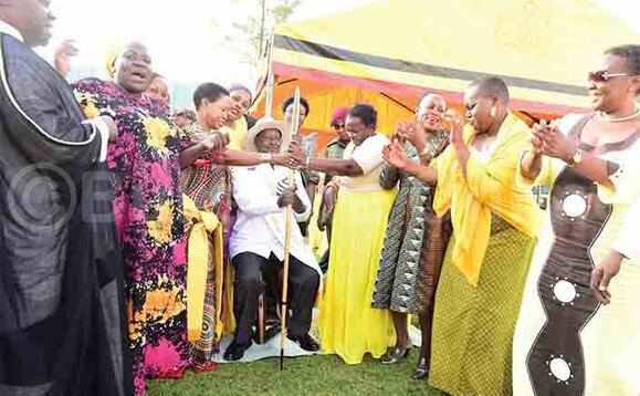 Abakulembeze b’abakyala mu Kampala ne Wakiso nga bakwasa Pulezidenti Museveni effumu. Ku kkono ye Sheikh Guggwa, eyamusabidde. Abakulembeze b’abakyala mu Kampala ne Wakiso nga bakwasa Pulezidenti Museveni effumu. Ku kkono ye Sheikh Guggwa, eyamusabidde.