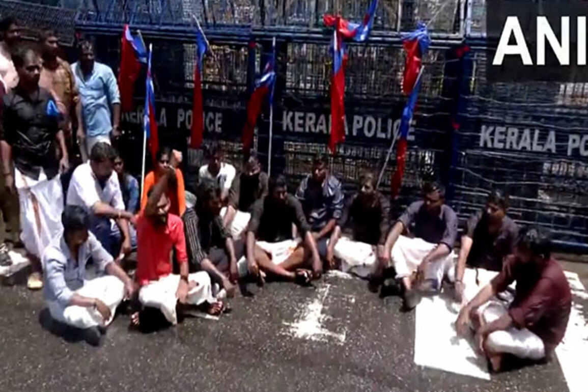 Student Unions intensify protests against Kerala Governor, allege bid to saffronise universities
