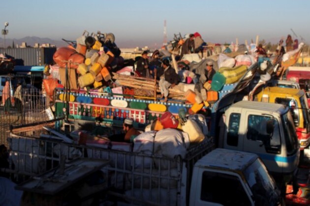 Pakistan renews deportation drive, forces thousands of Afghans to border