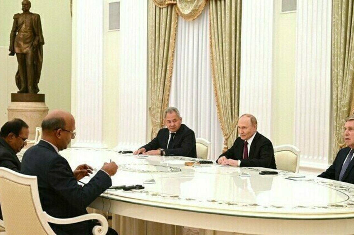 Modis top adviser meets Putin in Moscow