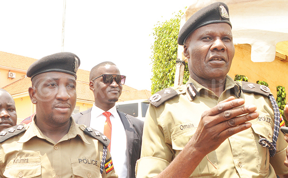Omala lwe yeeyimirira Kirumira (ku kkono) mu kkooti ya poliisi. Wakati ye Moses Bigirwa. Omala lwe yeeyimirira Kirumira (ku kkono) mu kkooti ya poliisi. Wakati ye Moses Bigirwa.
