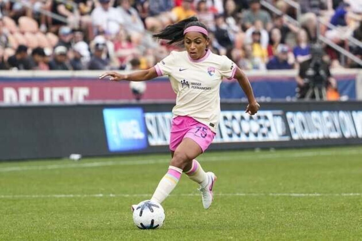 Lia Godfrey's 1st professional goal lifts Wave over Royals