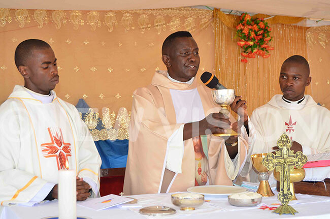  r nthony liddeki usaala celebrating his priestly silver jubilee thanksgiving mass at unnamwaya atholic hurch on aturday