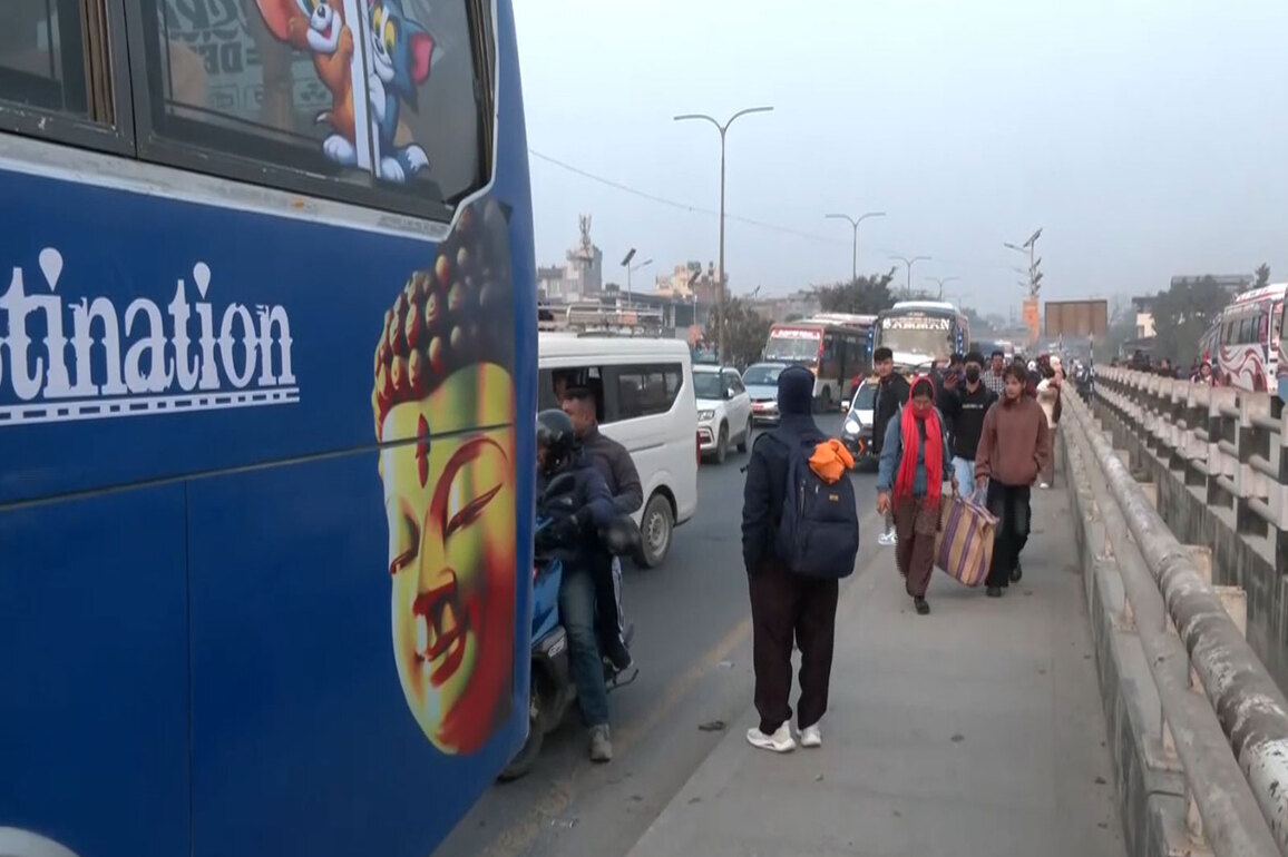 Nepal: Thousands of voters head for home from Kathmandu as poll day draws close