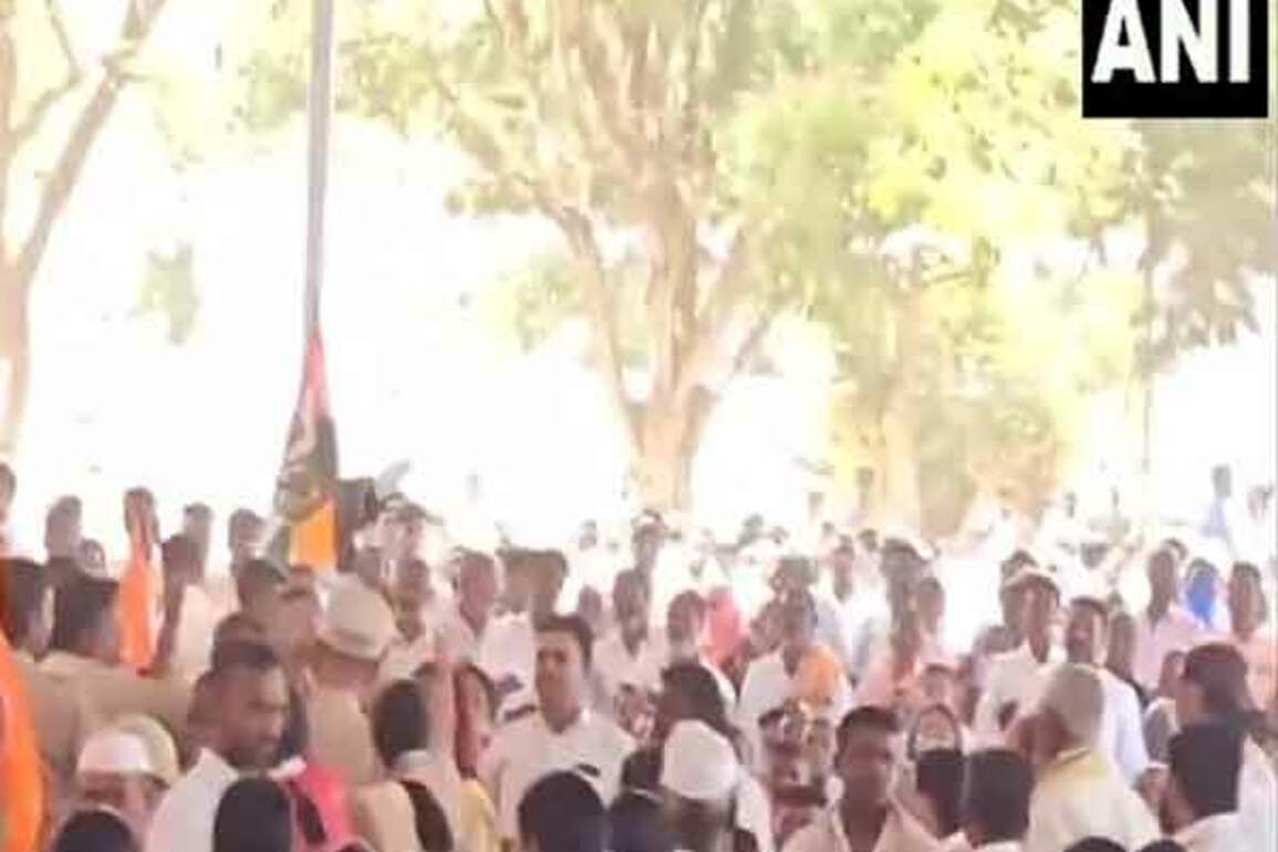 BJP women activists disrupt Siddaramaiah's rally in Belagavi over "war is not necessary" remarks on Pakistan