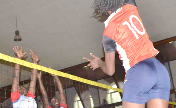 Maria Bugonzi ne Lillian Adeke (ku kkono) nga bazibira Habibah Namala owa Nkumba Maria Bugonzi ne Lillian Adeke (ku kkono) nga bazibira Habibah Namala owa Nkumba