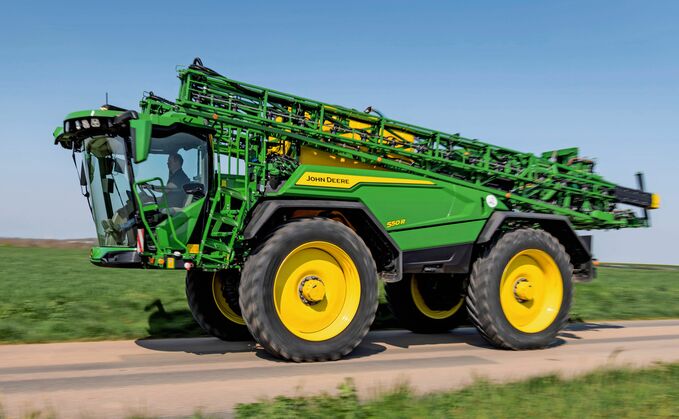 The John Deere 500R sprayer range will offer tank capacities from 4,000 – 5,000 litres. The John Deere 500R sprayer range will offer tank capacities from 4,000 – 5,000 litres.