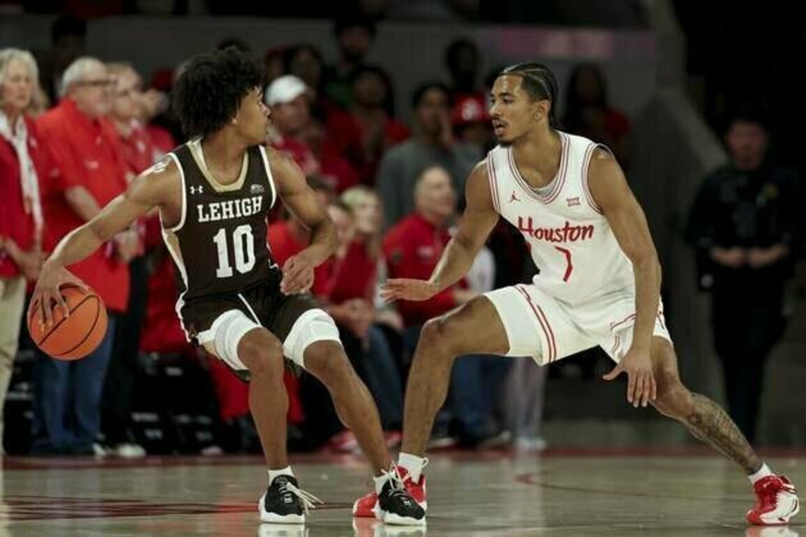 Kelvin Sampson earns 800th win as No. 2 Houston bests Lehigh