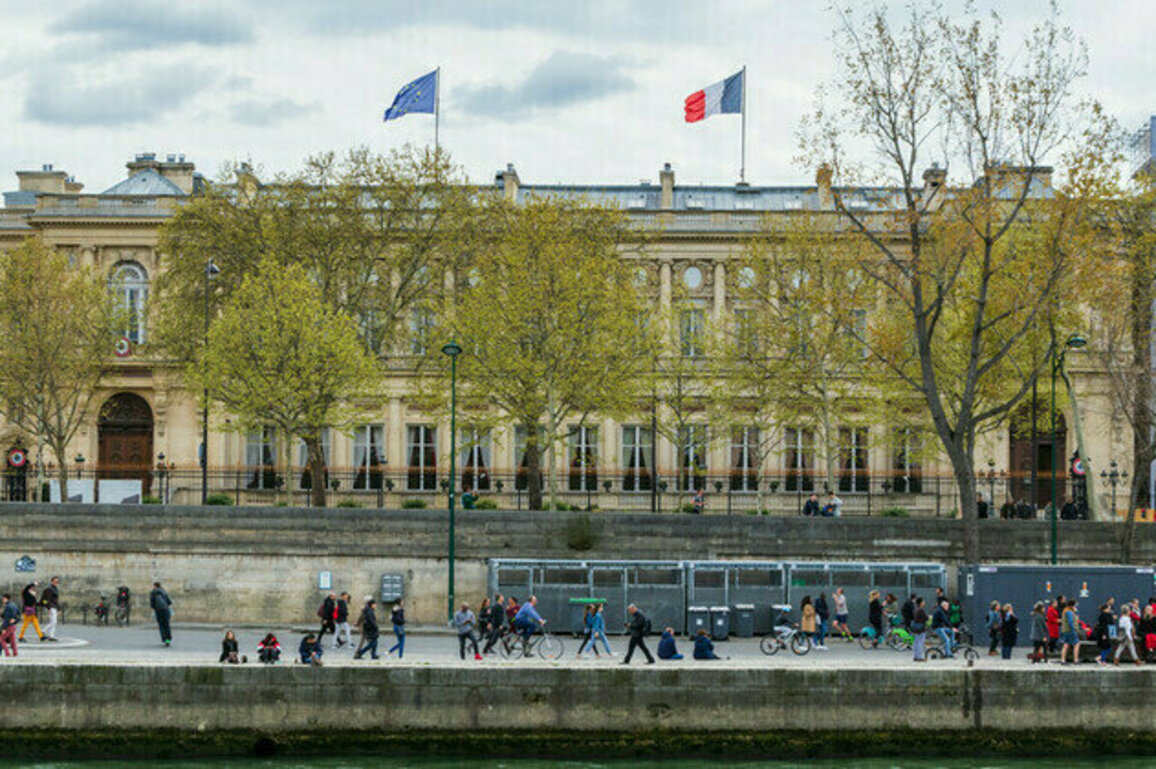 France expels two African diplomats  media