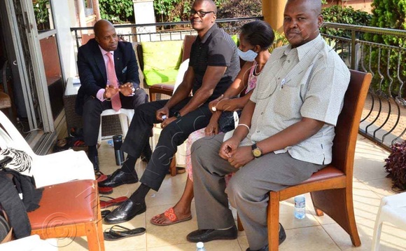 Abooluganda n'emikwano nga bali mu lukiiko mu maka g'omugenzi Kasango. Abooluganda n'emikwano nga bali mu lukiiko mu maka g'omugenzi Kasango.