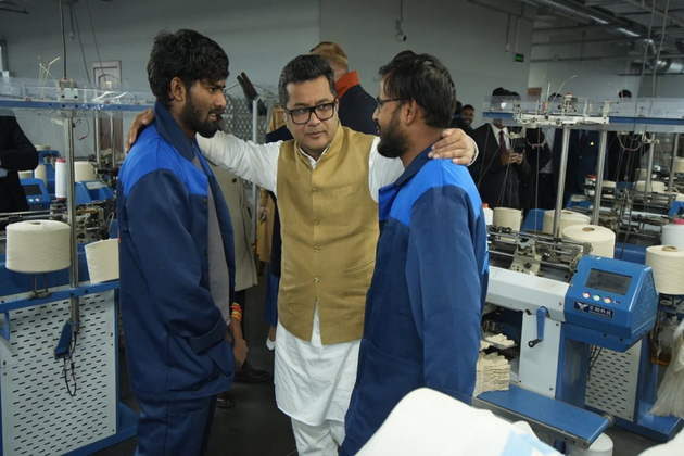 MoS Margherita interacts with Indian textile workers in Russia